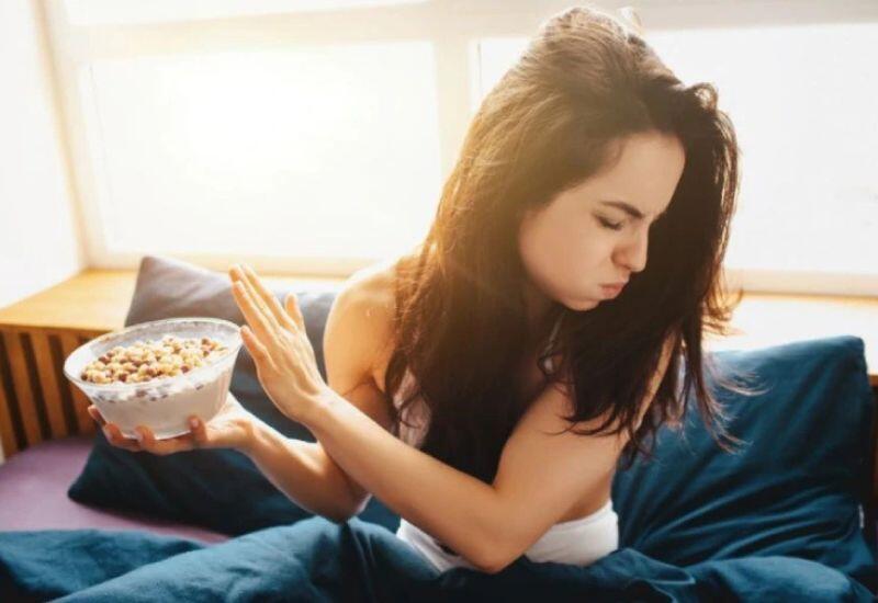 Dù chỉ mới ăn một vài miếng đã cảm thấy no, thường nhầm lẫn do dạ dày yếu. Tuy nhiên, đây lại là dấu hiệu của ung thư dạ dày. Khối u phát triển làm giảm thể tích chứa thức ăn, dẫn đến cảm giác nhanh no, khó chịu.
