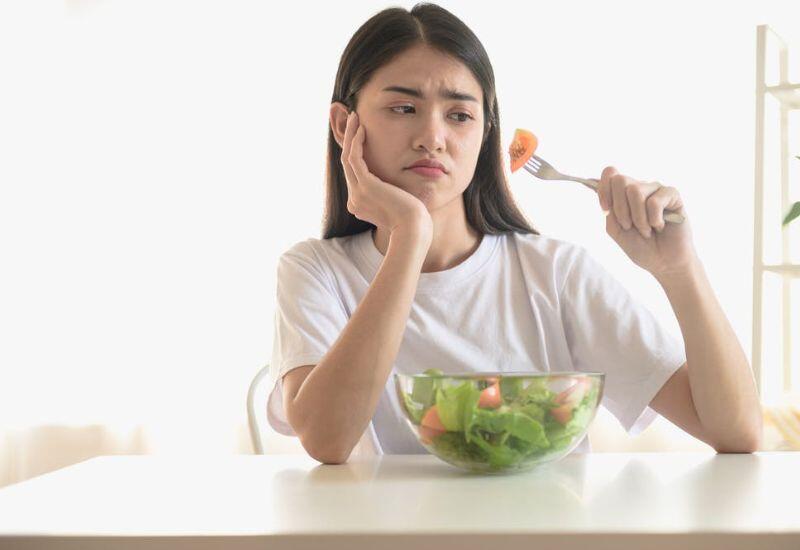 Ngoài ra, phụ nữ nếu thường xuyên bị chướng bụng dù ăn ít cũng nên lưu tâm đến ung thư buồng trứng. Biểu hiện này dễ nhầm lẫn với rối loạn tiêu hoá thông thường, nhưng bạn nên đi khám để loại trừ nguy cơ bệnh lý nghiêm trọng.
