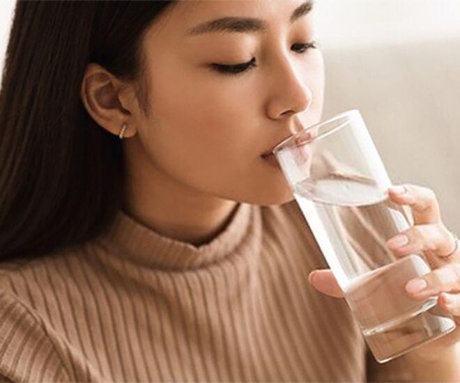 Một ly nước lọc buổi sáng mang đến nhiều lợi ích hơn bạn nghĩ (Ảnh minh hoạ)