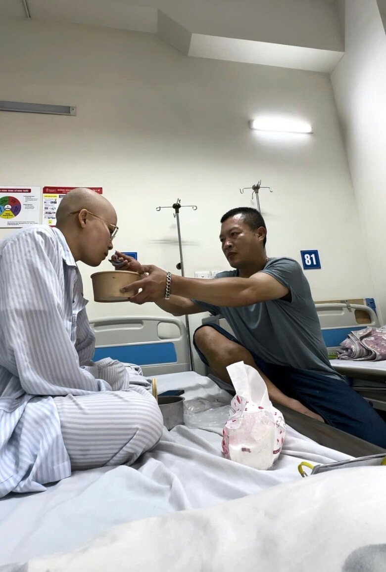 Tình yêu thương của bố và cả gia đình là nguồn động lực lớn nhất để chị Linh mạnh mẽ vượt qua căn bệnh quái ác (Ảnh: NVCC)