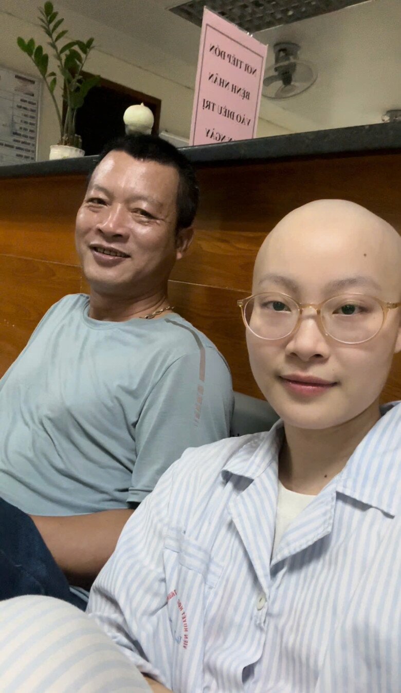 Một điểm tựa vững chắc mang tên Bố - đồng hành với chị trong những ngày tháng khó khăn ấy (Ảnh: NVCC)