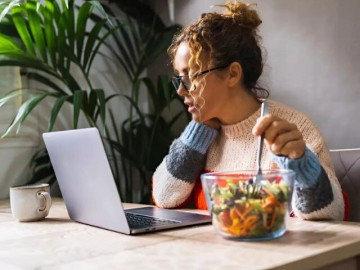 4 thói quen âm thầm phá hủy dạ dày, điều số 2 đa số mọi người vẫn đang làm mỗi ngày