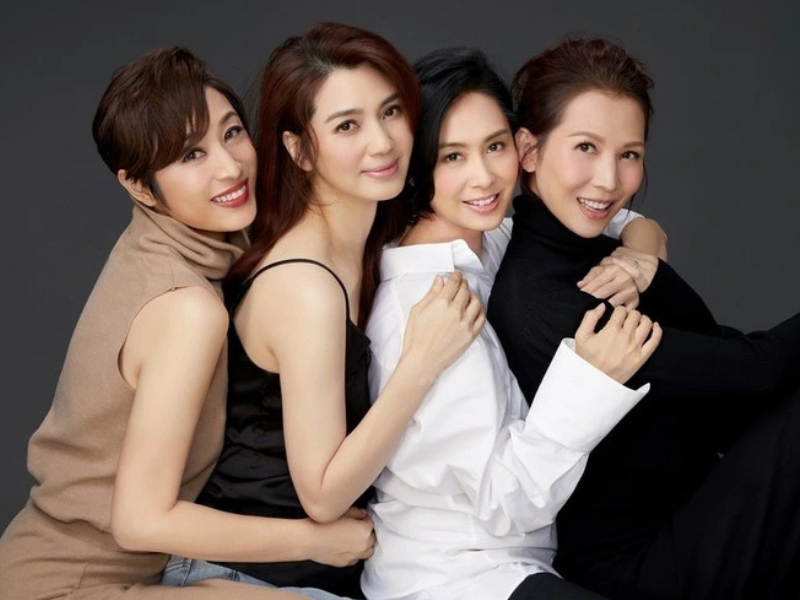 Gắn bó với nhau từ lúc mới vào nghề, Hồng Hân có mối quan hệ tốt đẹp với 3 minh tinh hàng đầu Hồng Kông là Chu Ân, Thái Thiếu Phân và Trần Pháp Dung.