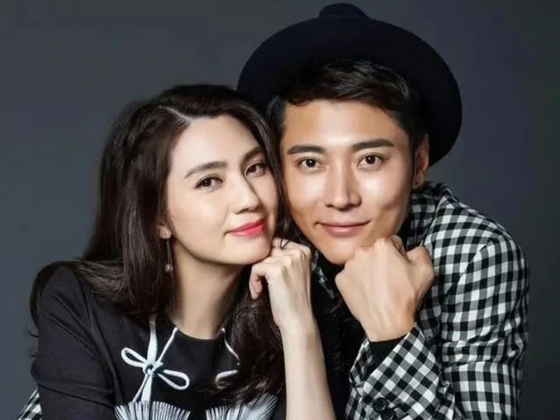 Bất chấp sợ can ngăn của bạn bè và người hâm mộ, năm 2009, cặp đôi lệch tuổi vẫn nắm tay nhau bước vào lễ đường.