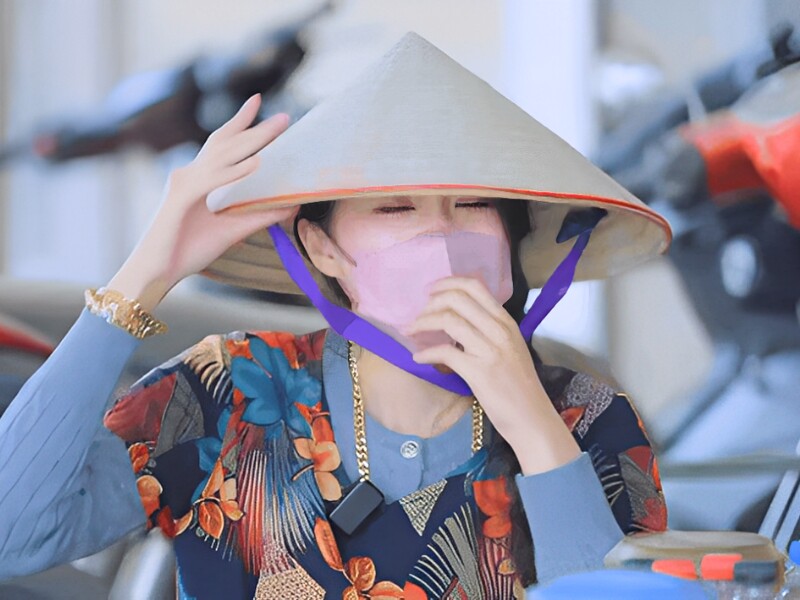 Vào cuối tháng 12/2024, MXH Việt rộn ràng trước hình ảnh cô bán nước chè đeo vàng trĩu cổ, diện đồ hoa lá sặc sỡ.