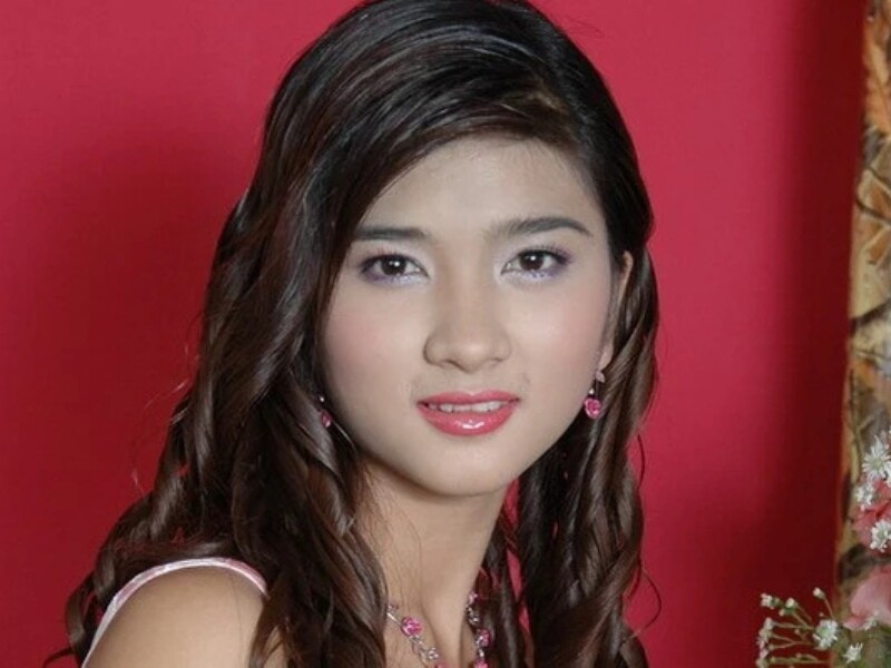 Từng là người tình màn ảnh của Nhan Phúc Vinh qua nhiều bộ phim ăn khách, 5 mỹ nhân này đều đã trải qua hành trình bầu bí và làm mẹ. Điểm chung thú vị là sau sinh nở, họ không những không đánh mất phong độ mà còn “lột xác” trẻ trung, gợi cảm chẳng kém thời son rỗi.