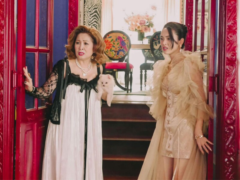 Trên màn ảnh Việt, NSND Hồng Vân không chỉ ghi dấu ấn với những vai diễn giàu chiều sâu mà còn trở thành “người mẹ quốc dân”, dìu dắt nhiều gương mặt trẻ trong các bộ phim truyền hình ăn khách.