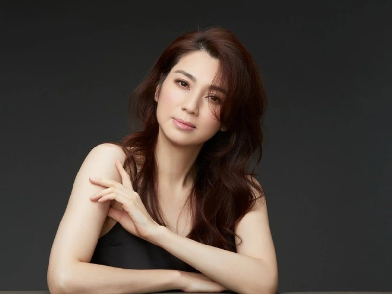 Dù đã có chồng, Hồng Hân vẫn bị trúng "tiếng sét ái tình" với trai hư Mạc Thiếu Thông sau khi đóng chung trong một dự án phim ảnh. Biết bạn trai là "trai hư" chính hiệu, người đẹp vẫn chấp nhận ly hôn chồng để đường đường chính chính ở bên anh.