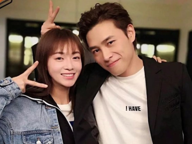 Tháng 4/2019, nam diễn viên Hồng Nghiêu bất ngờ trượt tay đăng ảnh thân thiết với Ngô Cẩn Ngôn lên MXH, nửa tiếng sau thì xoá bài. Cả hai từng đóng chung trong phim Diên hi công lược, Hồng Nghiêu nhỏ hơn 2 tuổi và danh tiếng kém xa đàng gái.