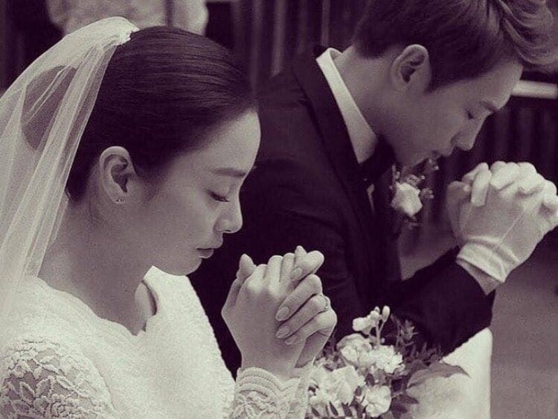 Sau thời gian chinh phục, năm 2017, Bi Rain thành công rước nàng về dinh và trong chính tuần trăng mật sau cưới, người đẹp mang thai con đầu lòng.