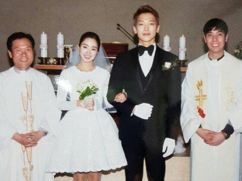 Hành trình bầu bí của Kim Tae Hee rất kín tiếng. Dân tình hiếm khi nhìn thấy một bức ảnh bầu của cô bị lộ ra ngoài. Trừ những lúc cả hai đi dạo cùng nhau hoặc ra sân bay, người qua đường mới nhìn thấy và ghi lại.