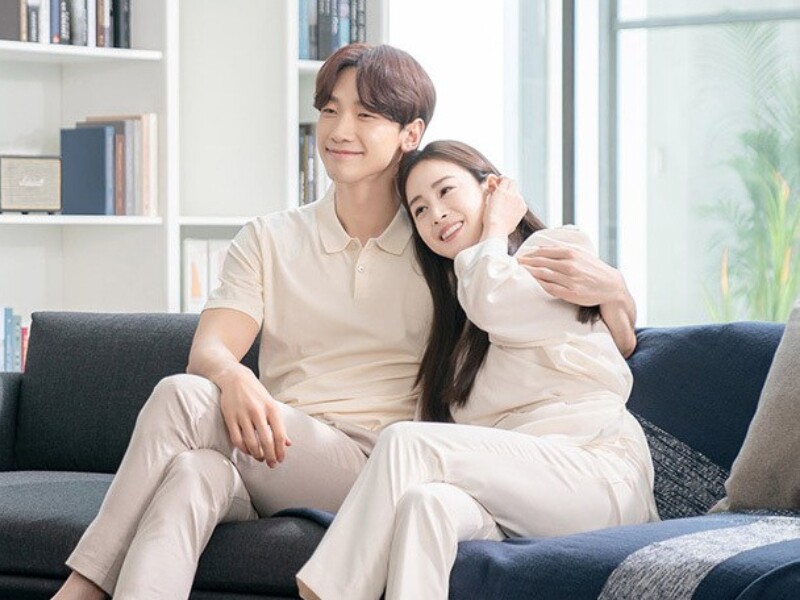 "Tôi không thể hạnh phúc hơn nữa. Tôi luôn khao khát có một gia đình, và giờ đây điều đó đã trở thành hiện thực", Bi Rain chia sẻ cảm xúc khi vợ mang thai. Trong thời gian bầu bí, người đẹp tạm ngừng diễn xuất, chỉ tham gia quay chụp quảng cáo, sự kiện quan trọng.