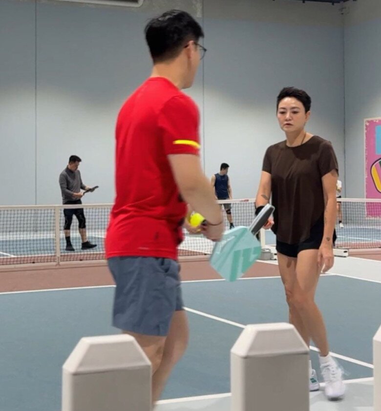 Mẹ 4 con khoe sắc vóc trẻ trung trên sân pickleball trong lúc chờ gặp cháu ngoại.