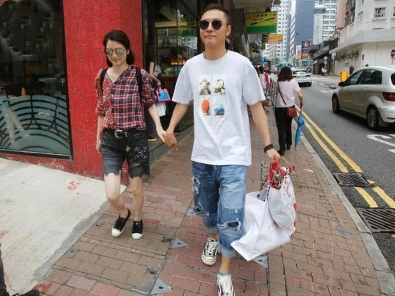 Không những thế, hàng loạt trang tin xứ Trung tiếp tục tung nhiều bằng chứng rõ mồn một, cho thấy chồng trẻ đã "cắm sừng" Hồng Hân từ nhiều năm trước.