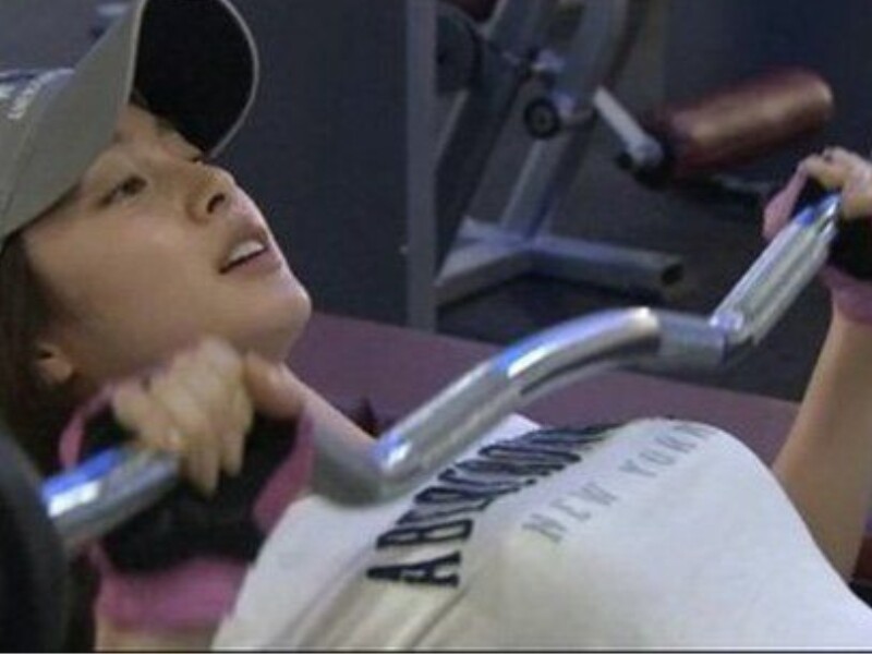 Chia sẻ về bí quyết về dáng sau sinh, Kim Tae Hee tiết lộ cô tập thể dục liên tục trong 6 tháng sau sinh. Người đẹp bắt đầu từ các động tác nhẹ nhàng, đến khi cơ thể hồi phục thì tăng cường độ tập. Gym và yoga là 2 bộ môn được cô đặc biệt yêu thích.