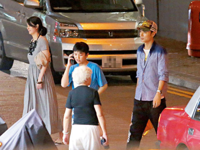 Và đúng như ý nguyện, 5 năm sau, Hồng Hân nhận tin vui mang bầu lần 2. Trong những hình ảnh được người qua đường ghi lại, nữ diễn viên bầu nặng nề ở những tháng cuối vẫn bế bụng đi chơi cùng các con, khoe vẻ ngoài rạng rỡ.