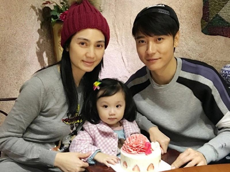 Không lâu sau đó, Hồng Hân hạ sinh con thứ 2 - một bé gái đáng yêu ở tuổi U50. Hành trình bầu bí, sinh con và nuôi con của nữ diễn viên được giữ kín với truyền thông.