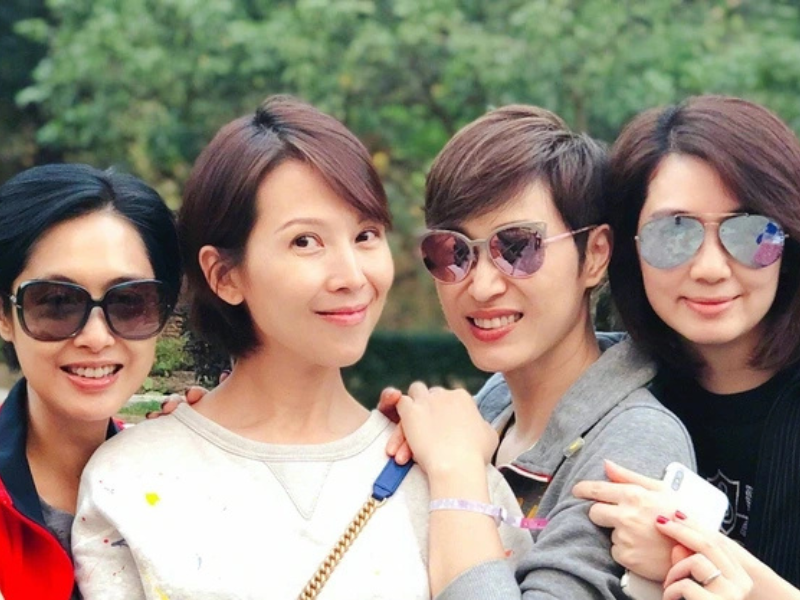 Nhóm bạn thân 4 người cùng nhau trải qua nhiều khó khăn. Thậm chí, khi Hồng Hân bị "cắm sừng", hội chị em vẫn luôn ở bên an ủi, động viên cô.