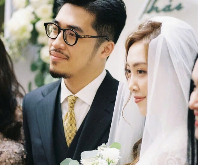 Ngoài đời, anh có hôn nhân kín tiếng với vợ hơn 3 tuổi.