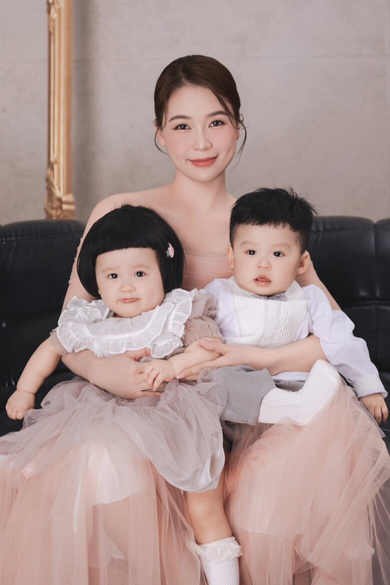 Cặp song sinh một trai một gái của cô hiện đã được 1 tuổi rưỡi.
