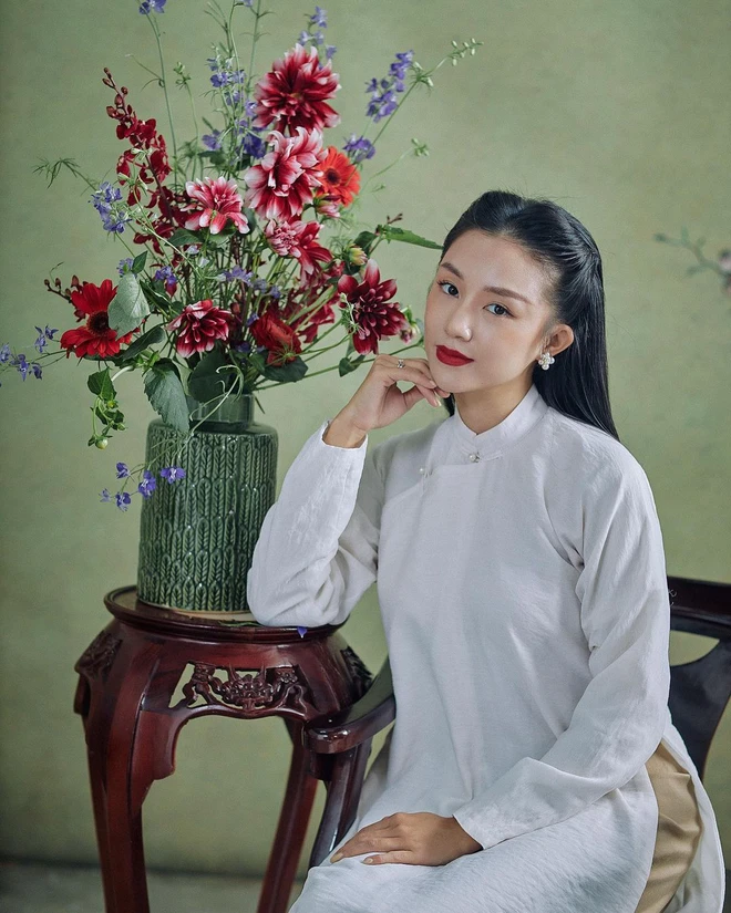 Salim về dáng rạng rỡ sau sinh.