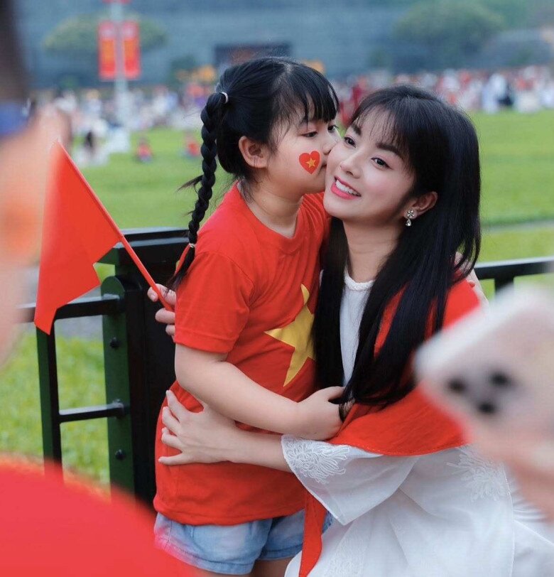 2 người đẹp Việt cùng tên Lệ Quyên đẹp nuột nà sau sinh: Có người U50 vẫn hệt thiếu nữ, nhìn như chị em với con trai - 4