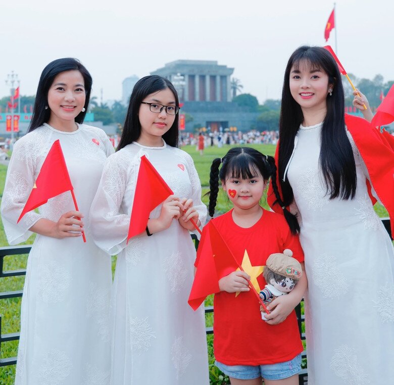 Nữ diễn viên được ví von như chị - em bên con gái đầu lòng.