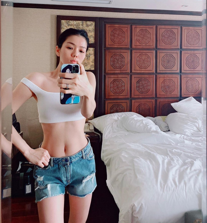 Giọng ca 8X giữ vòng eo con kiến, dao động khoảng 58 - 59 cm.