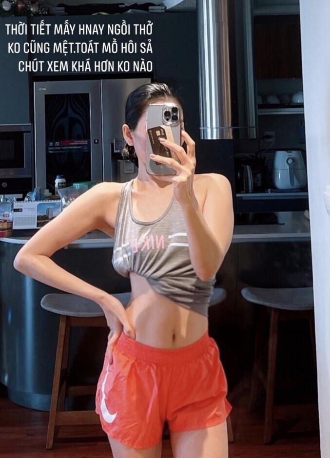 Dù bận rộn, cô vẫn không quên đến phòng tập mỗi ngày.