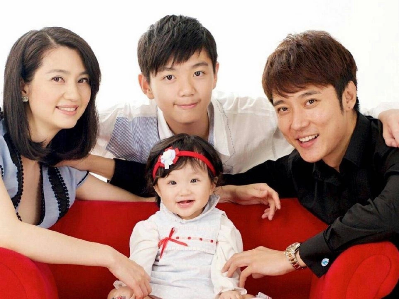 Con gái út càng lớn càng đáng yêu, giống bố y đúc, còn con trai riêng của Hồng Hân ngày một bảnh bao như soái ca. Những hình ảnh về gia đình nhỏ 4 người hạnh phúc luôn gây sốt trên MXH mỗi khi được chia sẻ.