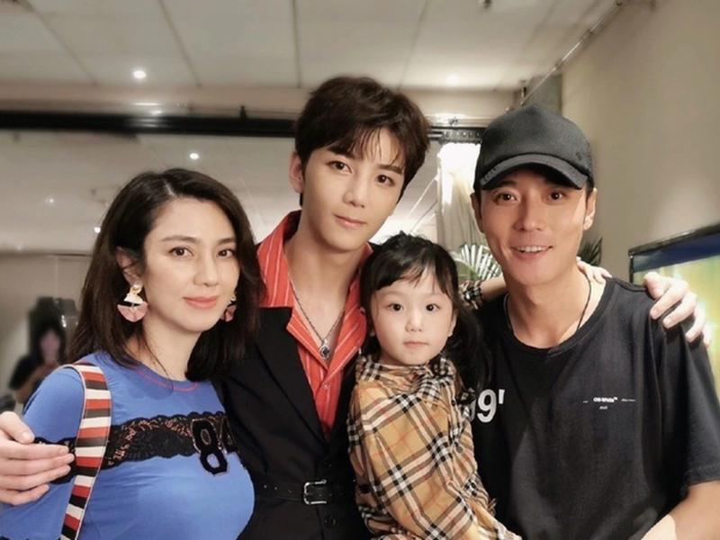 Sau 2 lần sinh con, Hồng Hân vẫn giữ được vóc dáng thon gọn như gái son, nhờ chăm tập thể dục giữ dáng và duy trì chế độ ăn uống cực kỳ kỹ lưỡng, khoa học.