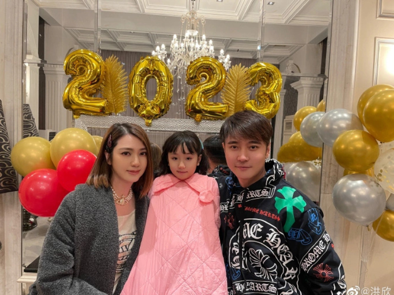 Mặc bạn bè can ngăn, Hồng Hân vẫn quyết định tha thứ, cho chồng trẻ thêm cơ hội chuộc lỗi. Thế nhưng, anh vẫn "ngựa quen đường cũ" qua lại với trợ lý nhiều lần sau đó.