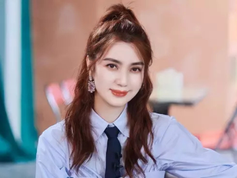 Sau đó, nữ diễn viên phát hiện đang mang thai con với Mạc Thiếu Thông nhưng bị anh chối bỏ trách nhiệm. Nam diễn viên nghi ngờ bố đứa trẻ không phải là mình, còn buông lời cay đắng: “Cuộc đời cô loạn như thế, ai biết đứa trẻ này có phải của tôi không?”.