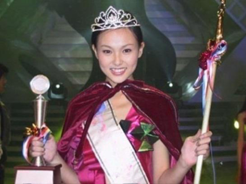 Thế nhưng, vì lý do sức khoẻ nên cô không đủ điều kiện thi tuyển vào hãng hàng không hàng đầu quốc gia. Sau đó, cô ghi danh cuộc thi “Ngôi sao thế kỷ Thư Lôi” lần 3 và giành ngôi Á hậu.