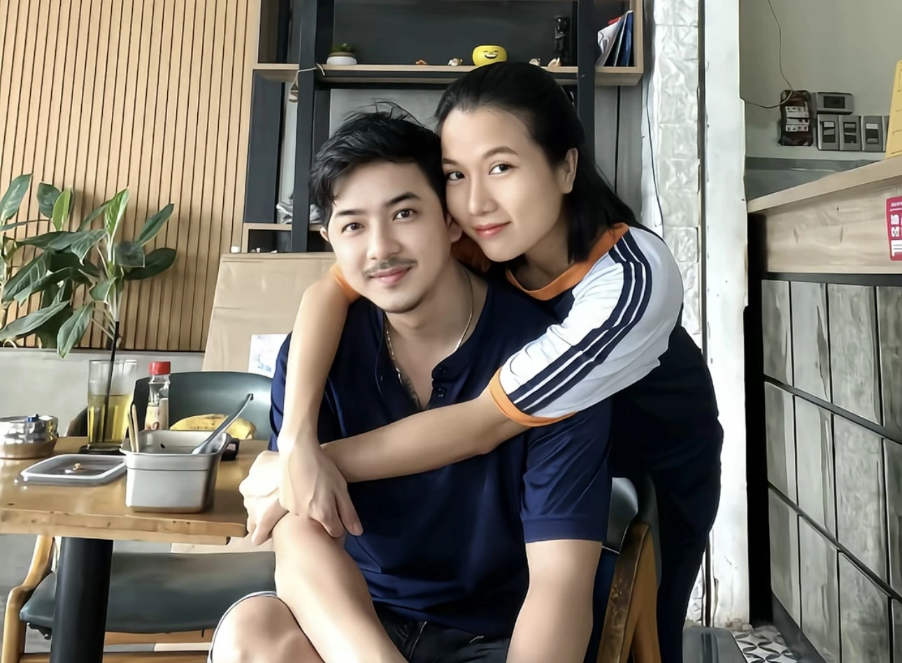 Người đẹp sắp đón con chung với chồng mới.