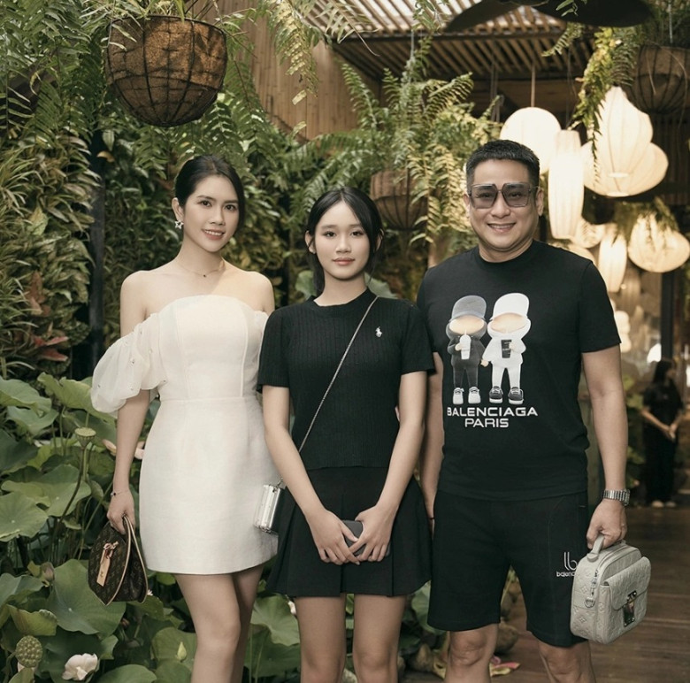 Bà xã Minh Tiệp nhìn trẻ như chị - em của con gái.