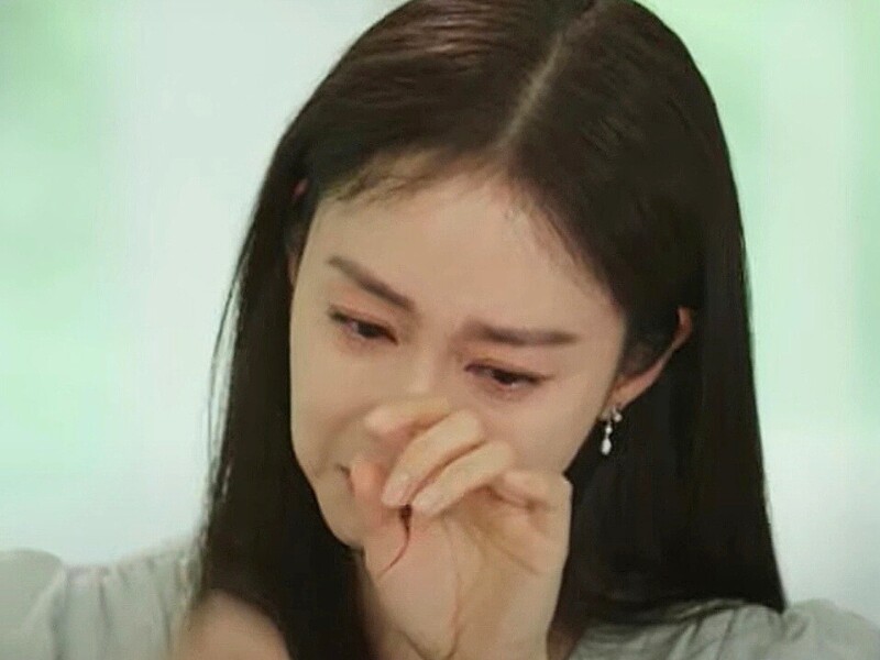 Vào ngày 22/8 mới đây, người đẹp lại tiếp tục gây chú ý khi bật khóc nói về áp lực khi làm mẹ. Cô cho rằng sinh con không áp lực bằng nuôi nấng và dạy bảo con. Khi trải qua tất cả, người đẹp mới thấy thấu hiểu mẹ ruột của mình hơn.