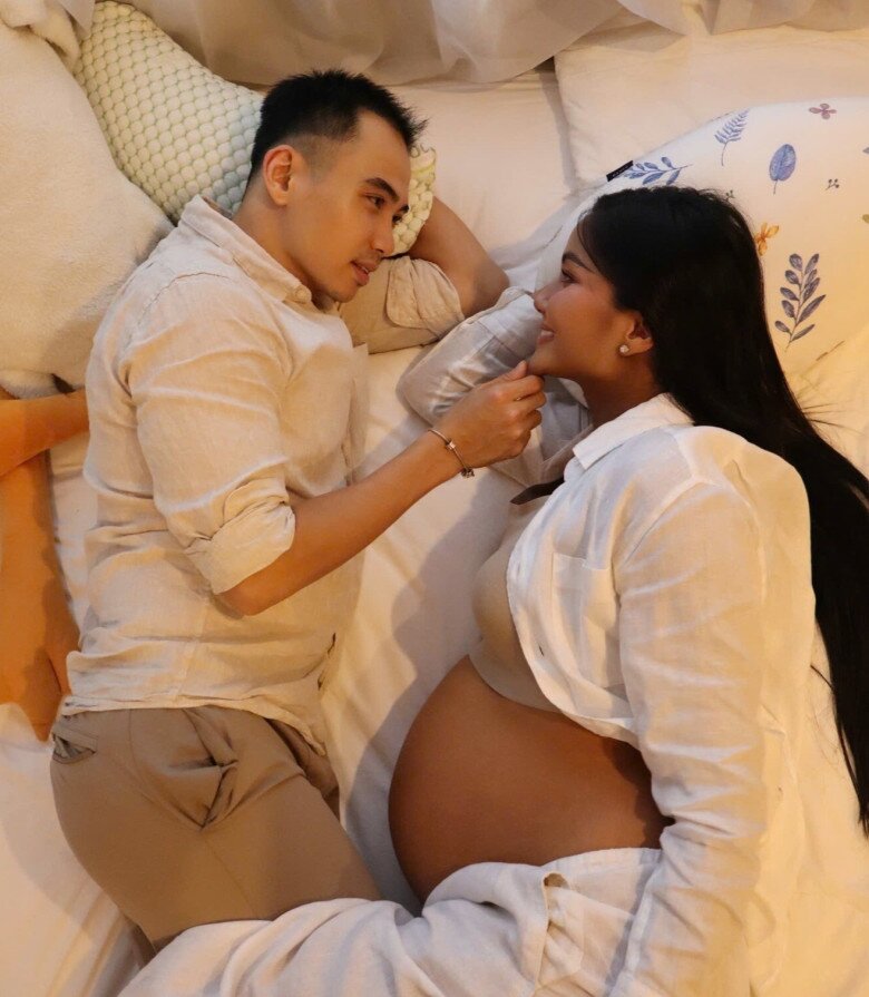 Bà bầu 9X chụp ảnh kỷ niệm với chiếc bụng xinh trước thềm lâm bồn.