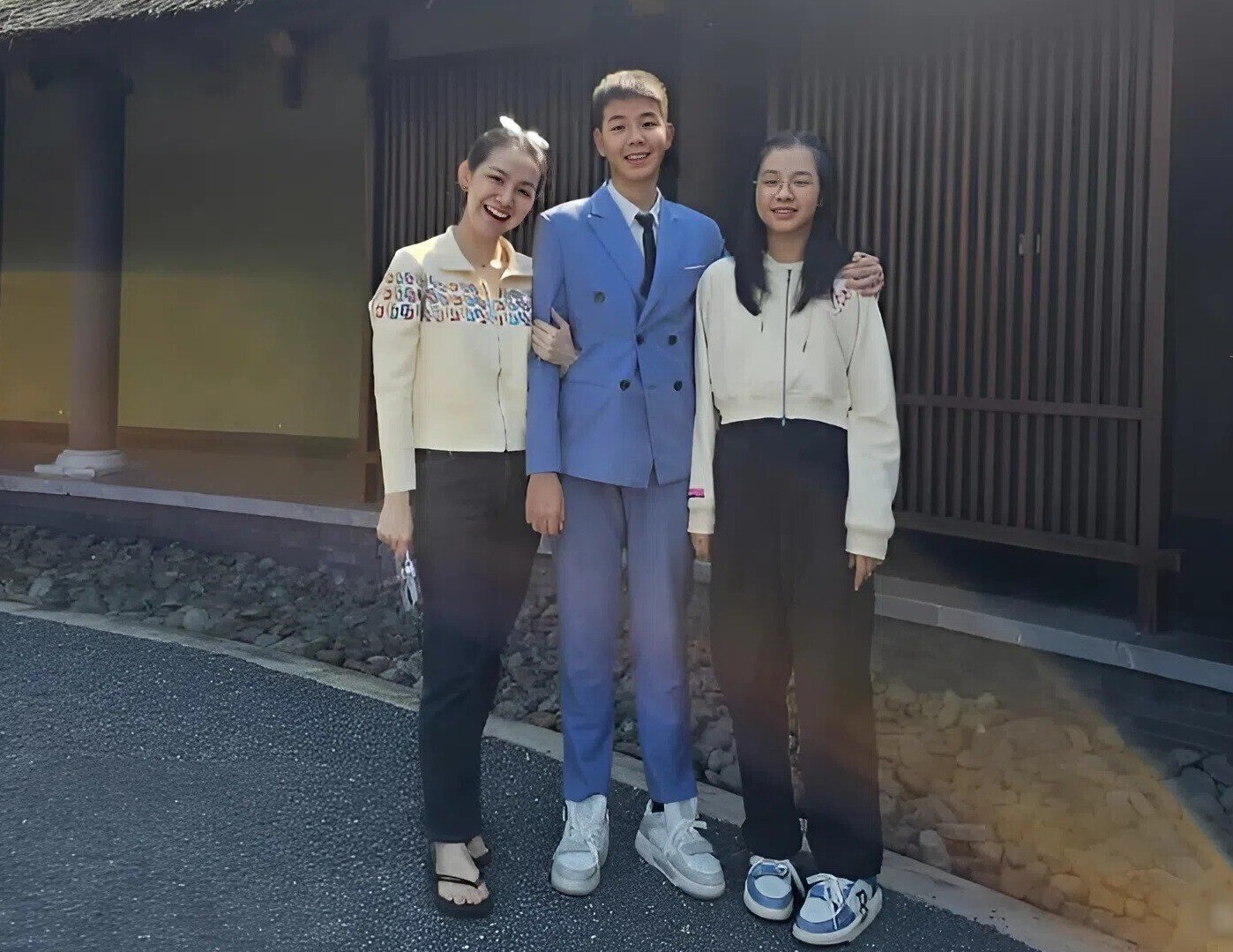 Thuỳ Lâm gây sốt với nhan sắc trẻ trung, như chị gái của các con.