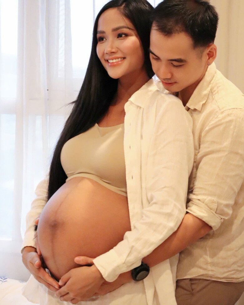 4 Hoa hậu Hoàn vũ Việt Nam hiện tại: H’Hen Niê đón con gái đầu lòng, Khánh Vân khoe que thử thai sau 6 tháng cưới - 3