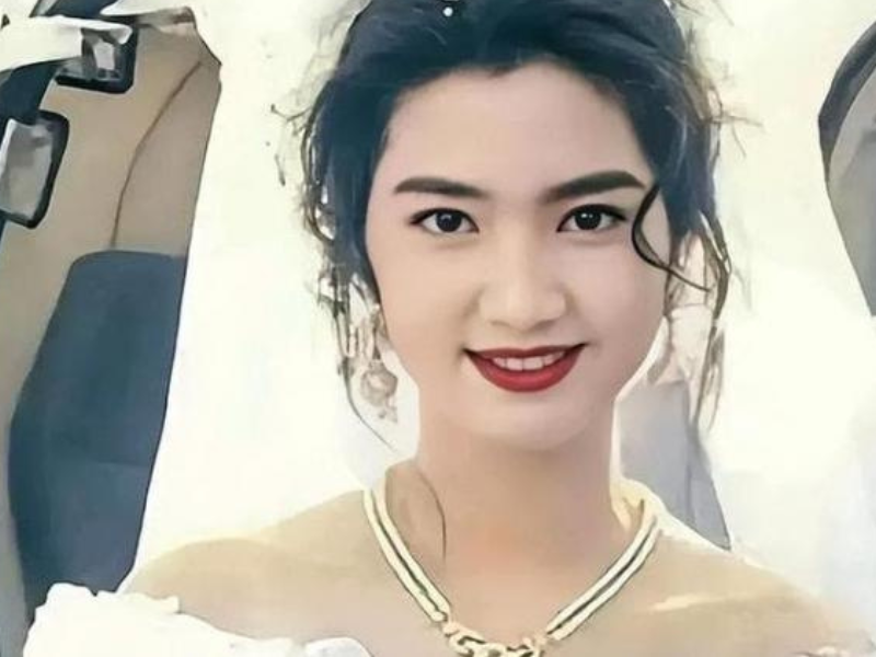 Hồng Hân sinh năm 1971, chạm ngõ nghệ thuật từ năm 19 tuổi, với vai diễn trong Ma đao hiệp tình. Sở hữu ngoại hình đẹp như mộng cùng diễn xuất ổn định, cô nhanh chóng lọt vào mắt xanh của nhiều nhà làm phim xứ Cảng thơm.