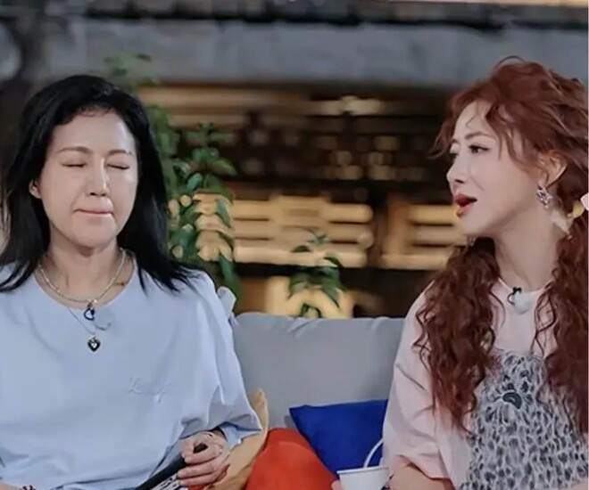 Trần Tử Hàm (phải) kể từng ôm chồng khóc giữa phố sau 12 lần IVF thất bại.