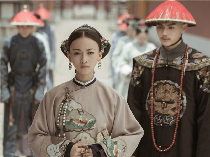 Đó là Ngô Cẩn Ngôn, sinh năm 1990 tại Thành Đô, Trung Quốc, cựu sinh viên Học viện điện ảnh Bắc Kinh. Năm 2018, dưới bàn tay vàng của biên kịch Vu Chính, cô một bước thành sao sau một đêm, sau khi đóng vai Nguỵ Anh Lạc, phim Diên hi công lược.