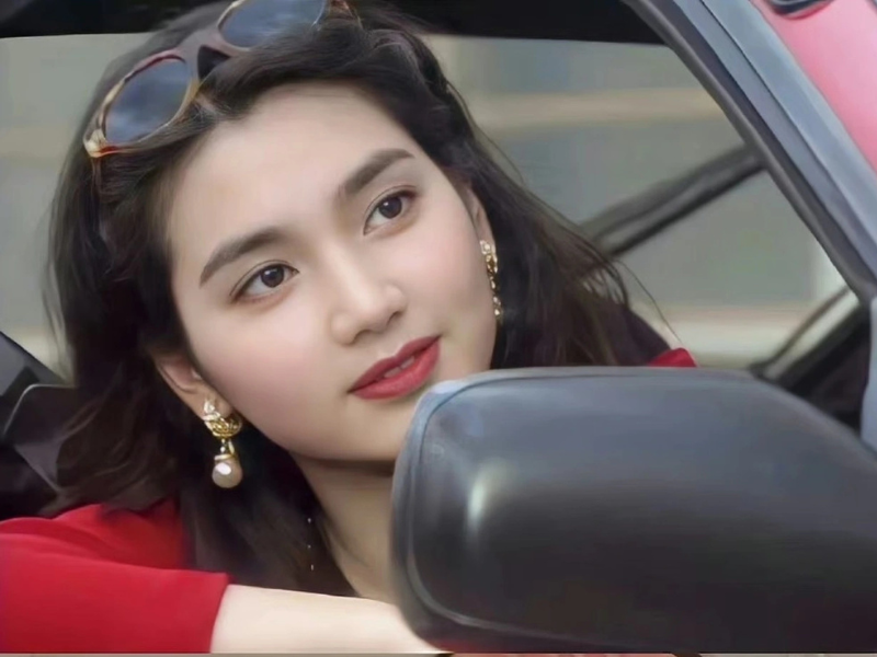 Từng được ngợi ca là giai nhân tuyệt sắc của màn ảnh thập niên 1990, nhưng sau ánh hào quang, cuộc đời cô lại gắn liền với nhiều truân chuyên.