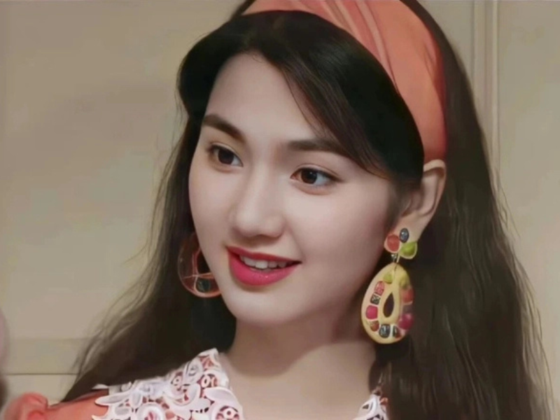 Cô trải qua 2 cuộc hôn nhân đều bị "cắm sừng", cùng với 1 mối tình không danh phận. Trên tất cả, người đẹp vẫn chọn yêu hết mình, dù chỉ nhận lại sự phản bội và cô độc.