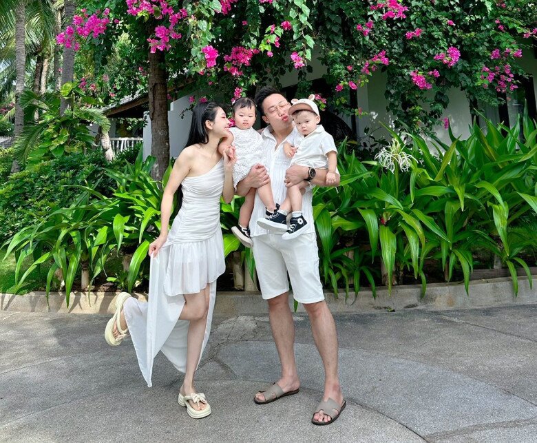 Hot girl Việt lấy đạo diễn “tỷ view” sau sinh giảm 21kg, da dẻ trắng như bông bưởi, đưa con đi tựu trường mà cứ ngỡ học sinh cấp 3 - 7