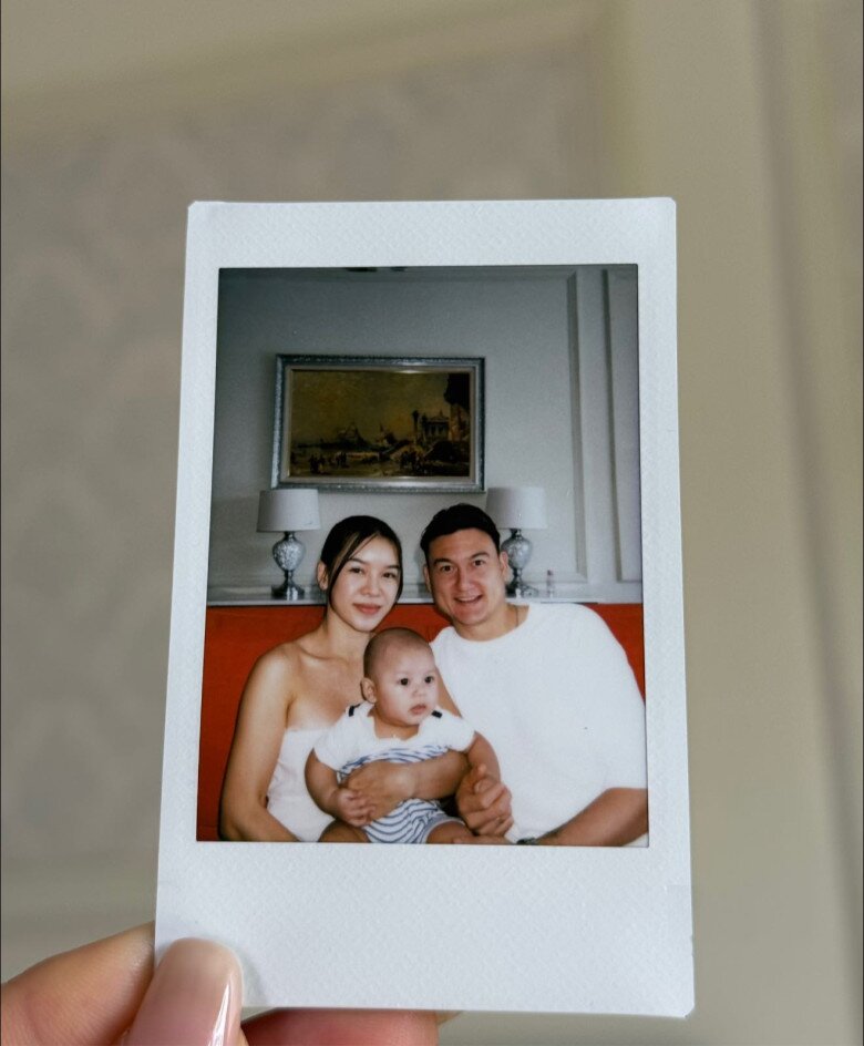 Yến Xuân rạng rỡ ngày sum vầy với gia đình chồng.