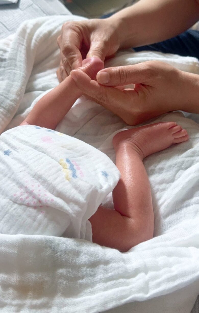 Nữ ca sĩ chia sẻ khoảnh khắc dễ thương của bé con mới chào đời.