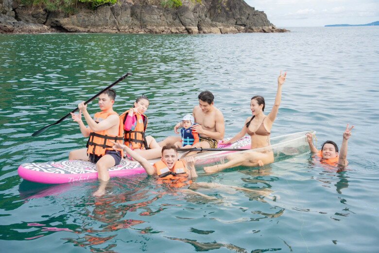 Mẹ 3 con diện bikini khoe dáng xinh trong chuyến du lịch cùng gia đình.