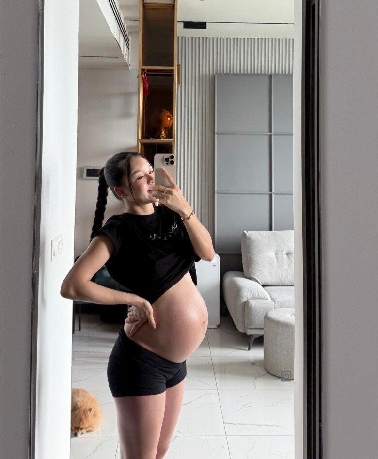 Bà bầu 9X khoe bụng xinh ở những tháng cuối thai kỳ.